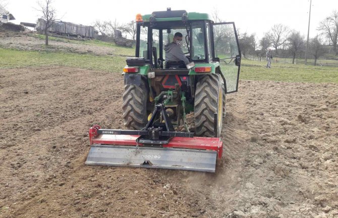 Za 17 porodica iz Biokovca Opština obezbijedila poljoprivrednu mašinu kao ispomoć 