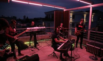 Lukasov koncert sa balkona oduševio komšije, fanove i kolege (VIDEO)