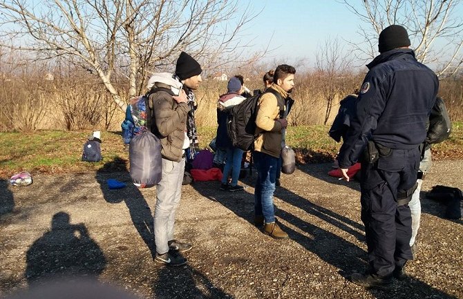 Grčka će u nedjelju početi da prebacuje na kopno stotine migranata