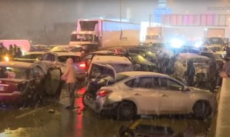Zbog aprilskog snijega neoprezni vozači izazvali lančani sudar preko 50 automobila 