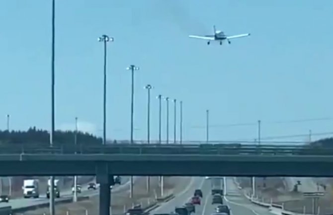 Avion zbog kvara sletio na autoput (VIDEO)