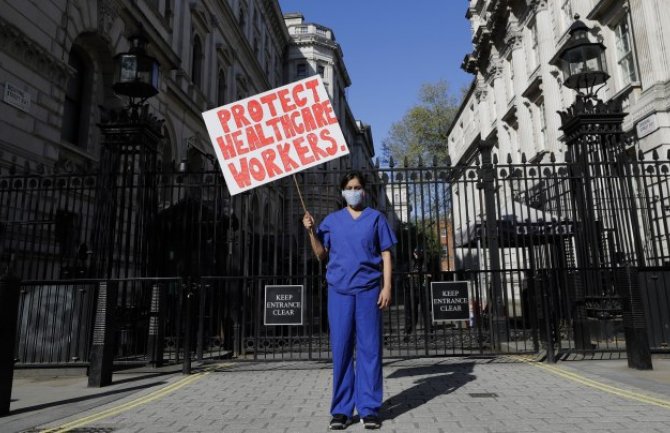 Jedna doktorka sama protestovala ispred vlade jer nema dovoljno medicinske opreme