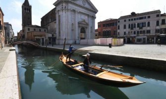 Venecija:  Veslačice putuju po cijelom gradu kanalima na gondoli i dostavljaju hranu