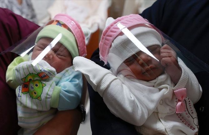 Za sigurniji početak života: U turskoj bolnici koriste specijalne zaštitne vizire i za novorođenčad