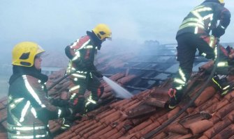 Požar na porodičnoj kući u Ljajkovićima, jedna osoba lakše povrijeđena