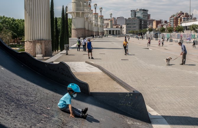 Španija: Djeca šetala ulicama prvi put poslije 6 nedjelja (FOTO)