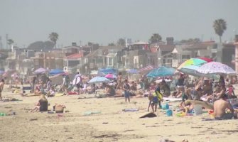Kao da nije pandemija: Na plažama u Kaliforniji hiljade ljudi (VIDEO)