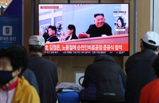 Kim prvi put u javnosti posle spekulacija o smrti, sa osmjehom i bez maske