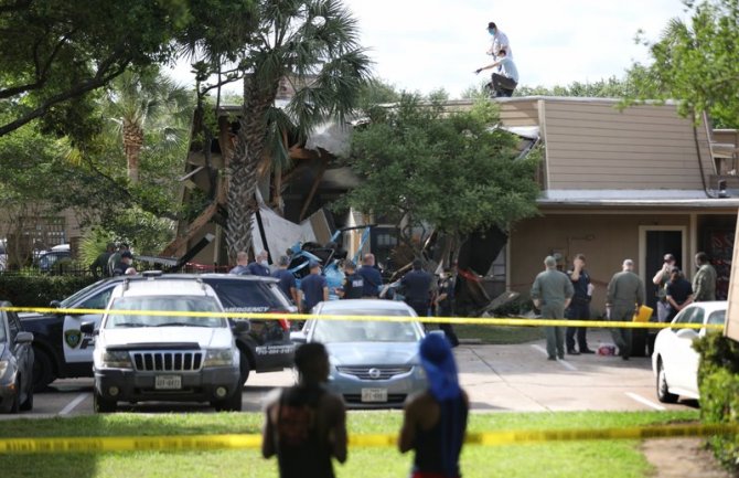 Hjuston: Helikopter se srušio na apartmanski kompleks, poginuo pilot