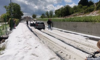 Jako nevrijeme u Istri: Snijeg i led u maju, vozila gurali iz nanosa(FOTO)