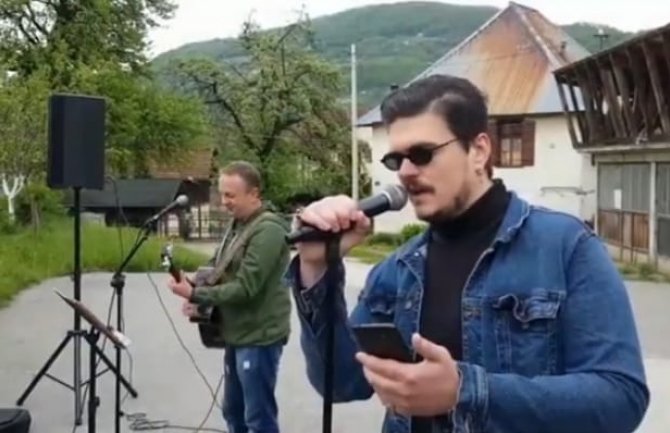 Isak Šabanović i i bend ,,Akustična terapija