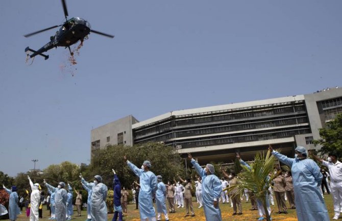 Indijska vojska iz helikoptera i aviona cvijećem zasula bolnice