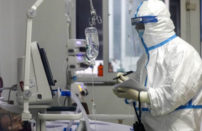 Francuska: Broj pacijenata na respiratoru opao za više od trećine 