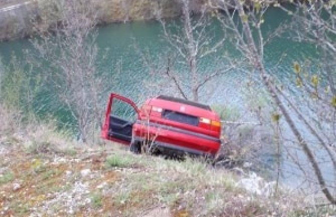 Saobraćajna nezgoda na magistralnim putu PV-BP: Stablo spriječilo slijetanje vozila u Otilovićko jezero