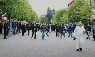 Sveštenstvo kadilo ulice Berana, okupili se vjernici, Tužilaštvo formiralo predmet (VIDEO)
