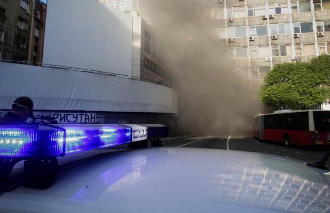 Beograd: Zapalio se autobus u tunelu