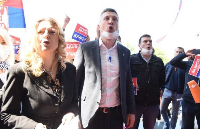 Srbija: Haos ispred Skupštine, obezbjeđenje spriječilo veći incident između Obradovića i Lončara