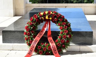 Uz vojne počasti delegacija Crne Gore položila vijenac na spomenik Partizanu borcu