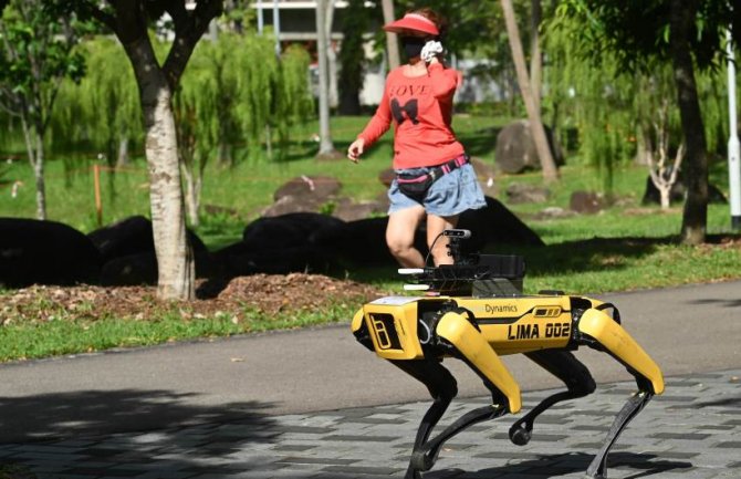 Pas robot opominje ljude u parku da drže distancu