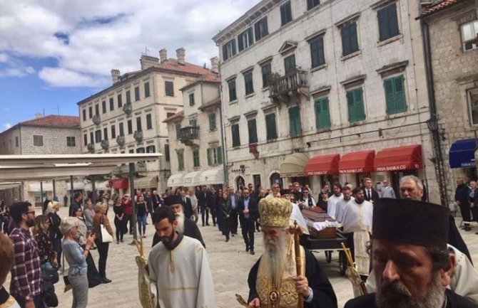 Tužilaštvo u Kotoru podnijelo krivične prijave protiv 10 osoba zbog sahrane sveštenika