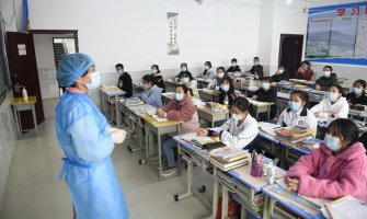 Učenici u Kini imaju narukvice za mjerenje temperature, nose ih 24 sata