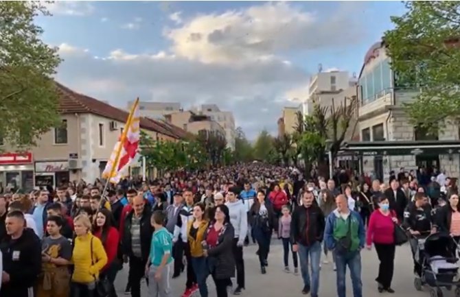 Nakon molebana svečana litija ulicama Nikšića(VIDEO)