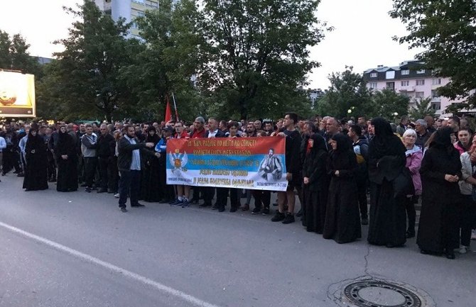 Građani se okupili ispred Osnovnog suda u Nikšiću