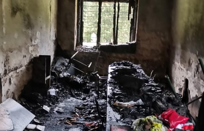Direktor škole u Rožajama: Požar u školi podmetnut, jasno se vide znakovi oštećenja prozora