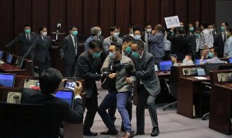 U parlamentu u Hongkongu došlo do sukoba zbog prokineskog poslanika (VIDEO)