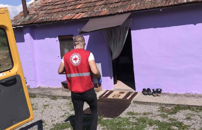 Crveni krst uručio pomoć za 1.000 socijalno ugroženih porodica širom Crne Gore