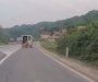 Nevjerovatan prizor: Krava ispala iz vozila, vozač nije ni primijetio (VIDEO)