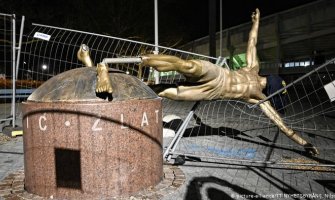Statua Ibrahimovića ostaje u Malmeu iako je više puta vandalizovana