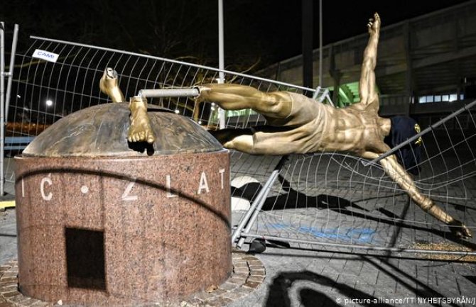 Statua Ibrahimovića ostaje u Malmeu iako je više puta vandalizovana