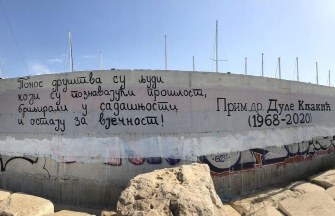 U Baru osvanuo grafit u čast preminulog doktora Kljakića