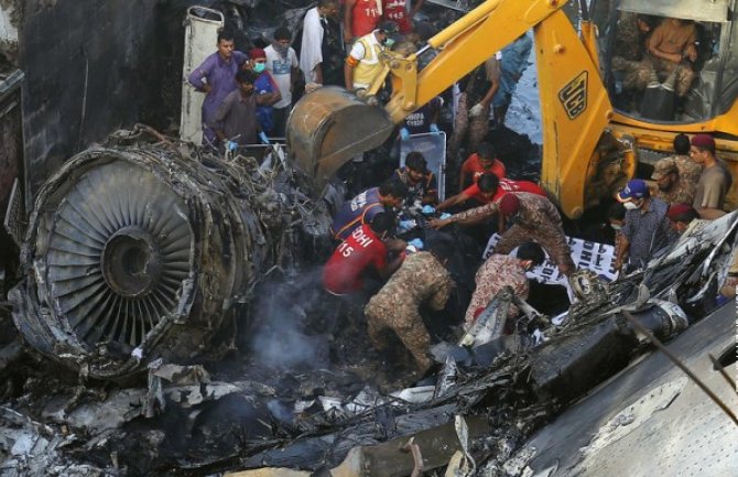 Najmanje 40 mrtvih u avionskoj nesreći, otkazali motori  (VIDEO)