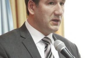 Međedović pozvao počinioce skrnavljenja zastava u Bijelom Polju da se vrate pravim i časnim vrijednostima