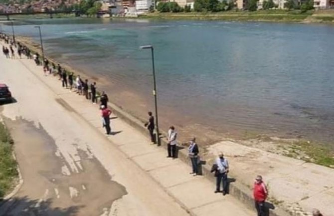 BiH: Građani Goražda živim zidom brane gradnju betonskog zida na obali Drine