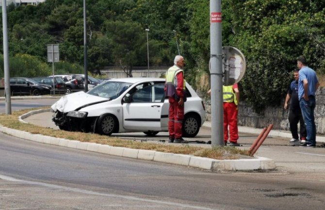 Saobraćajna nezgoda u Rafailovićima, zatvorena desna traka