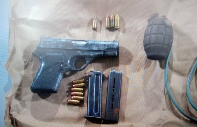 Kod Podgoričanina pronađena ručna bomba, pištolj, municija, štapin
