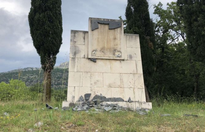 Uhapšen Podgoričanin zbog uništavanja spomenika u Piperima