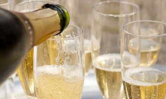 Globalna prodaja šampanjca smanjena za trećinu ili 100 miliona boca