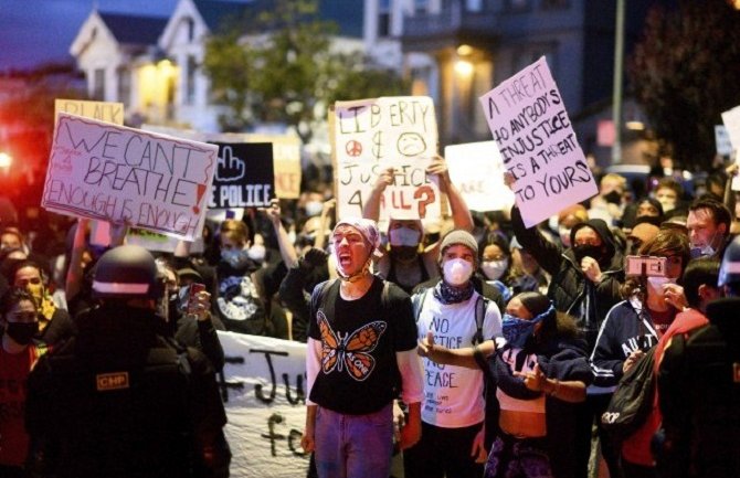 Protesti u američkim gradovima odnijeli prve žrtve: Poginuo jedan mladić i policajac