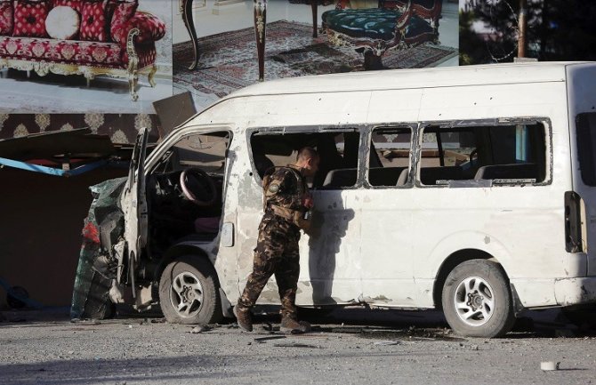 U eksploziji autobusa poginuli vozač i novinar