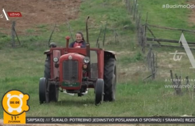 Željana ima 11 godina, vozi traktor, hrani stoku i piše domaće zadatke(VIDEO)