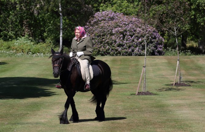 Kraljica Elizabeta(94) u izolaciji na konju (FOTO)