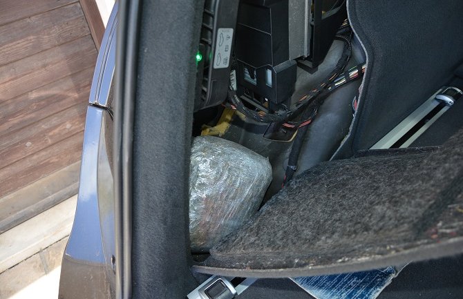 U automobilu pronađeno pola kg droge, uhapšen Novljanin