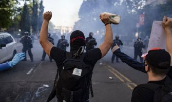 Uprkos policijskom času demonstranti protestovali, pa uhapšeni 