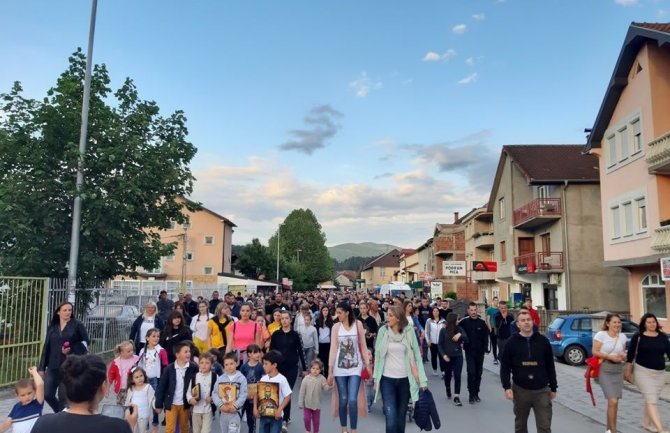 Berane: Veliki broj građana krenuo ka manastiru Đurđevi stupovi 