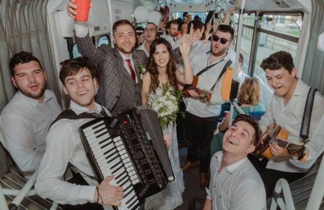 Neobični svatovi po mladu došli tramvajem