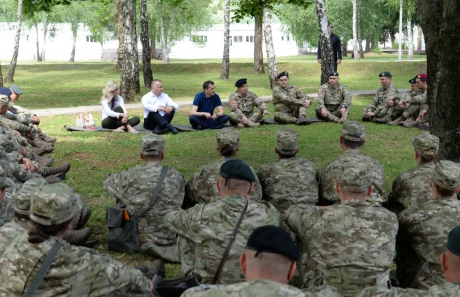 Bošković sa vojnicima: Služenje vojnog roka omogućava da mladi spoznaju svoje fizičke i psihičke granice